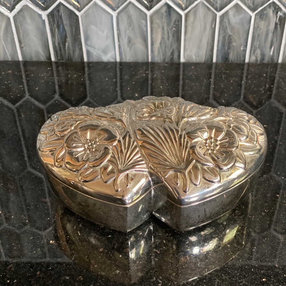 💍International Silver Company heart jewelry box